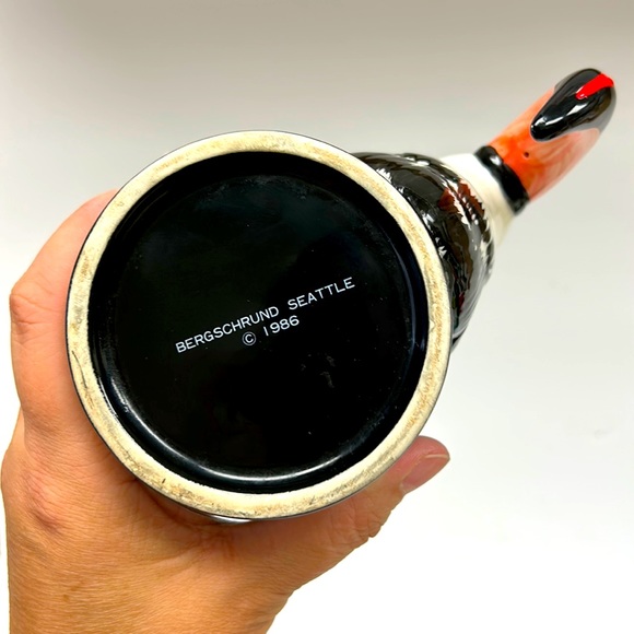 Vintage 1986 3D Toucan bird hand painted ceramic mug “ Bergschrund Seattle” - Picture 6 of 9